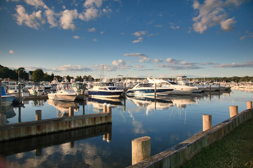 Inn At Harbor Hill Marina Niantic Extérieur photo