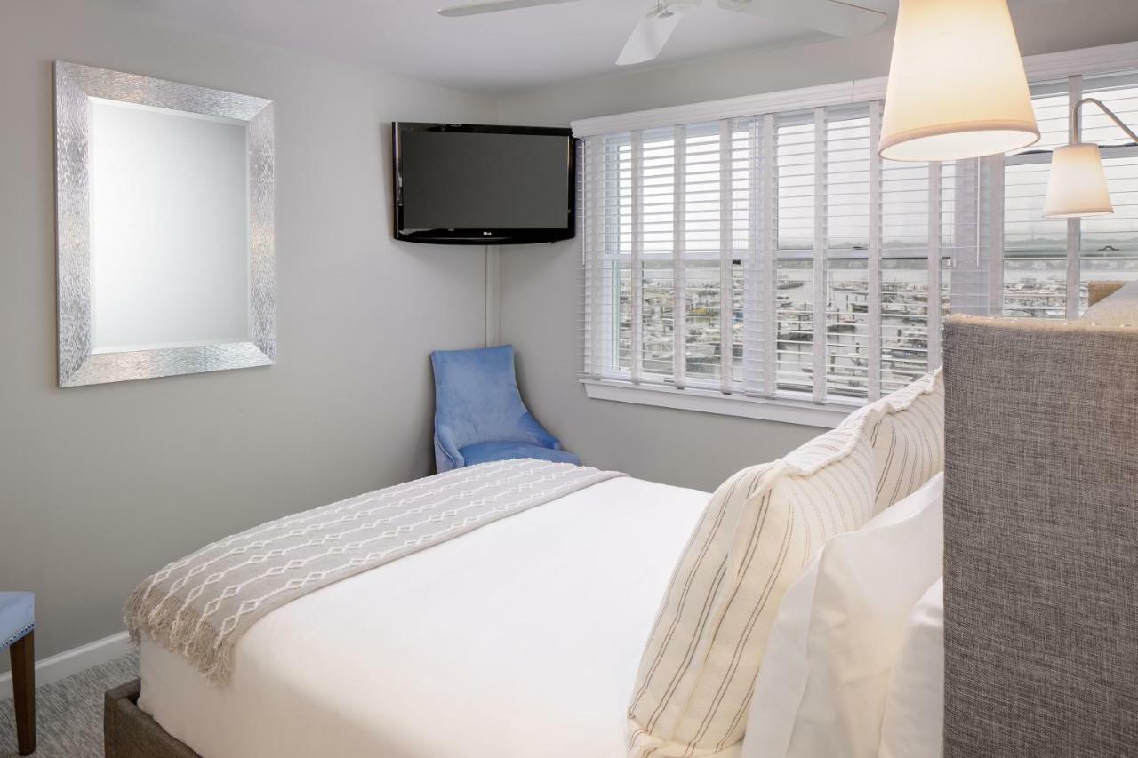 Inn At Harbor Hill Marina Niantic Extérieur photo