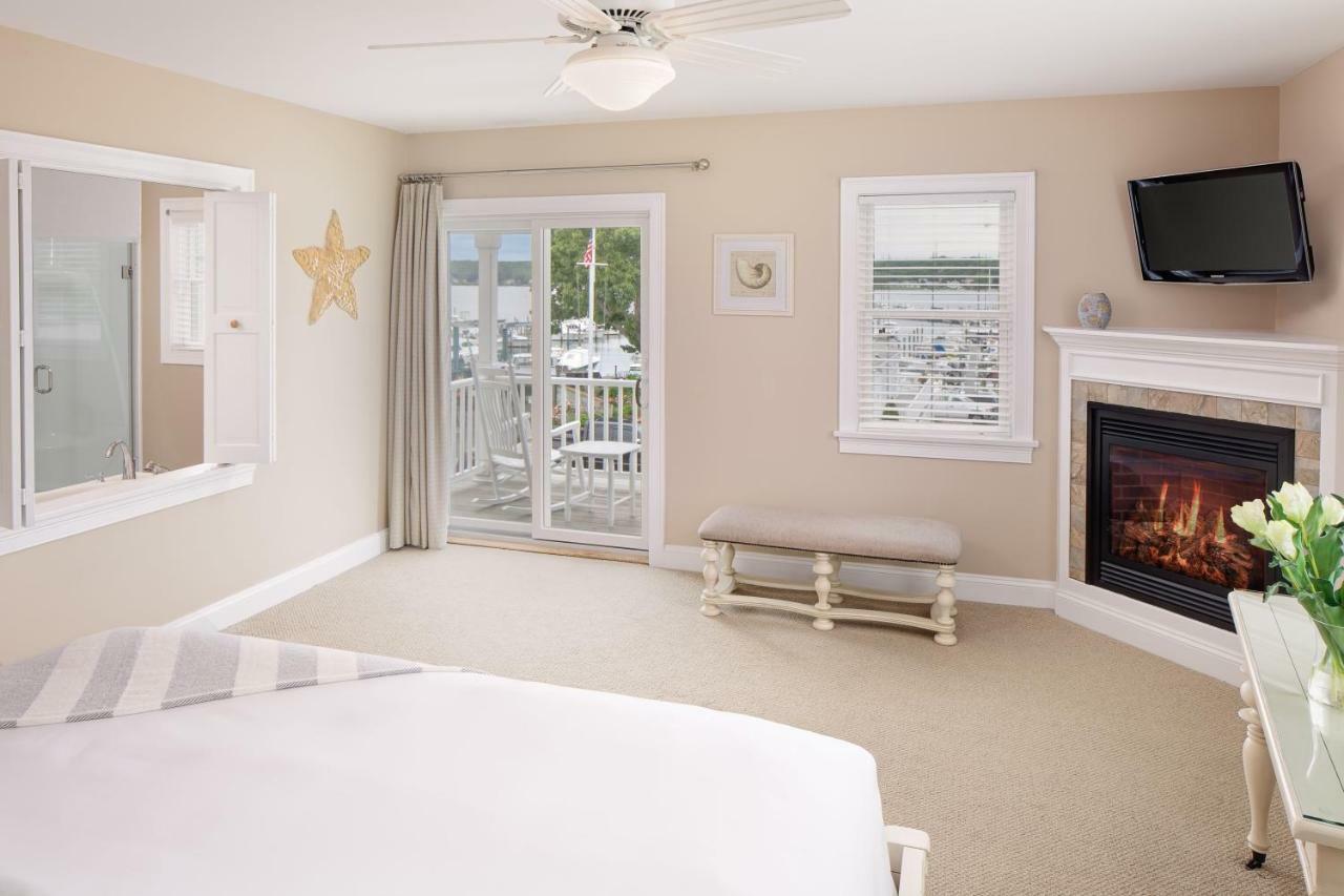 Inn At Harbor Hill Marina Niantic Extérieur photo
